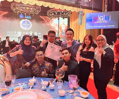 O2O Digital team celebrating an award at a 2021 gala dinner